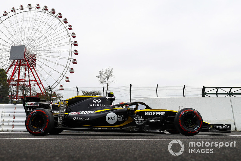 Carlos Sainz Jr., Renault Sport F1 Team R.S. 18, with testing equipment attached