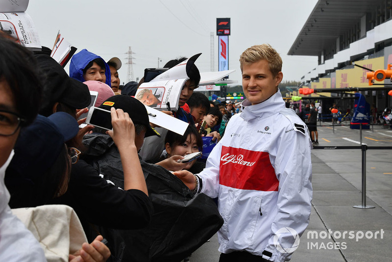 Marcus Ericsson, Sauber signs autographs for the fans