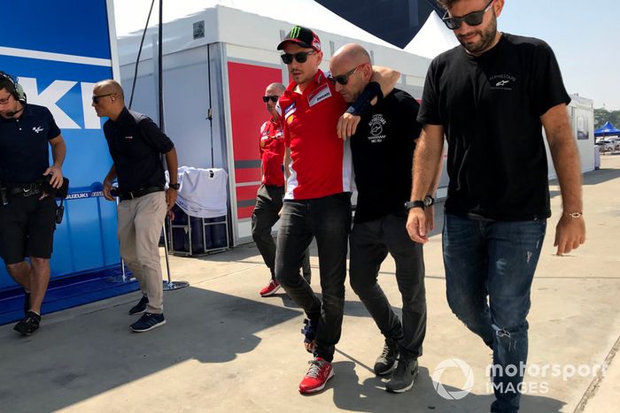 Jorge Lorenzo, Ducati Team lesionado tras la caída