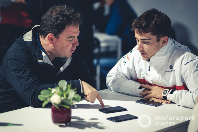 Charles Leclerc, Alfa Romeo Sauber F1 Team, parla con James Allen