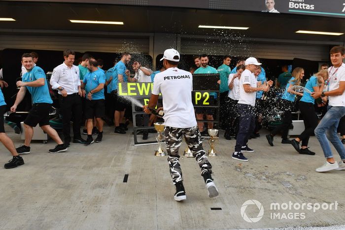 El ganador de la carrera Lewis Hamilton, Mercedes AMG F1 celebra con el champán y el equipo.