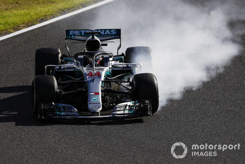 Lewis Hamilton, Mercedes AMG F1 W09, locks up