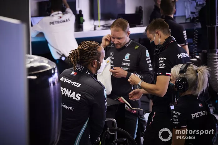Lewis Hamilton, Mercedes, con Angela Cullen, fisioterapeuta 