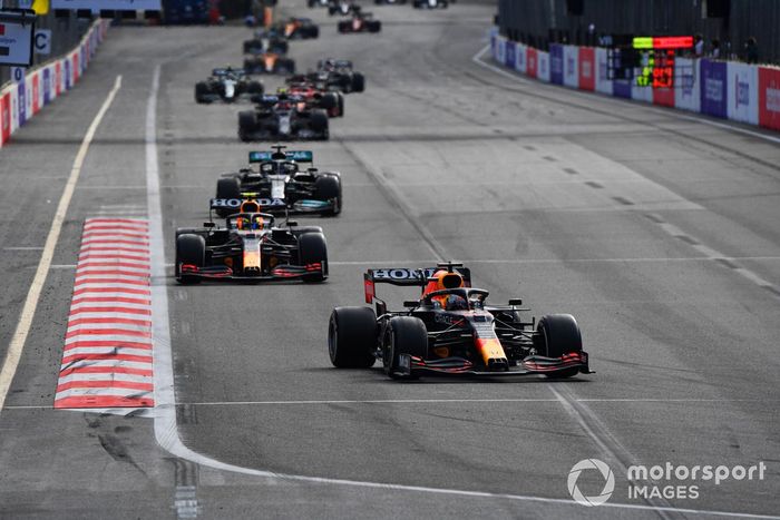 Max Verstappen, Red Bull Racing RB16B, Sergio Pérez, Red Bull Racing RB16B, Lewis Hamilton, Mercedes W12