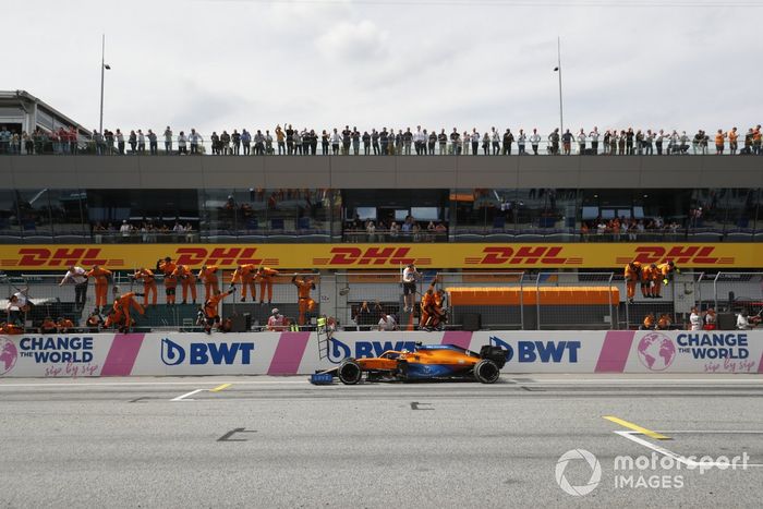 Tercer lugar Lando Norris, McLaren MCL35M cruza la meta frente a su equipo