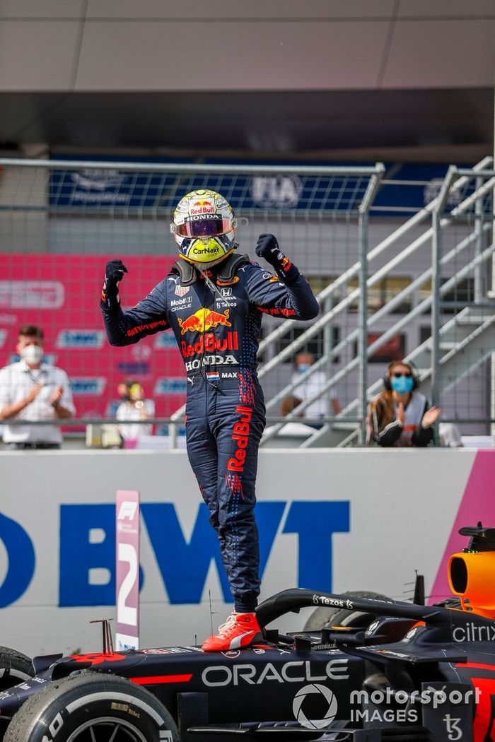 Ganador Max Verstappen, Red Bull Racing, celebra en Parc Ferme