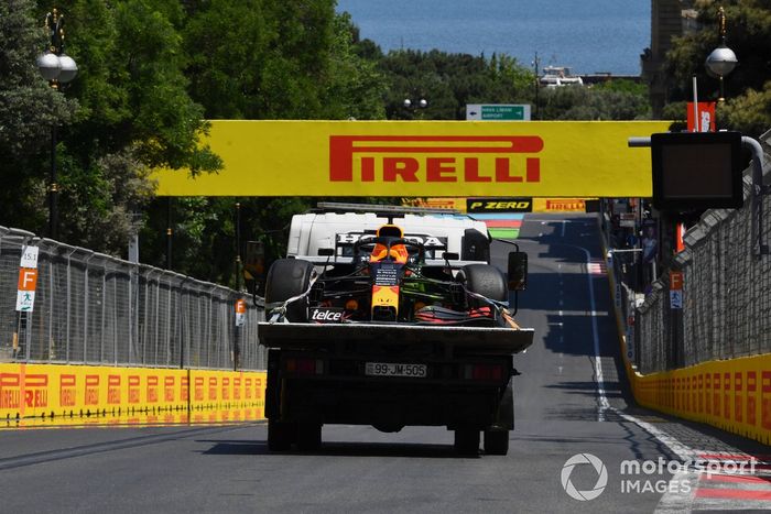El coche dañado de Max Verstappen, Red Bull Racing RB16B, en una grúa