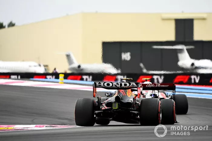 Antonio Giovinazzi, Alfa Romeo Racing C41, Sergio Pérez, Red Bull Racing RB16B
