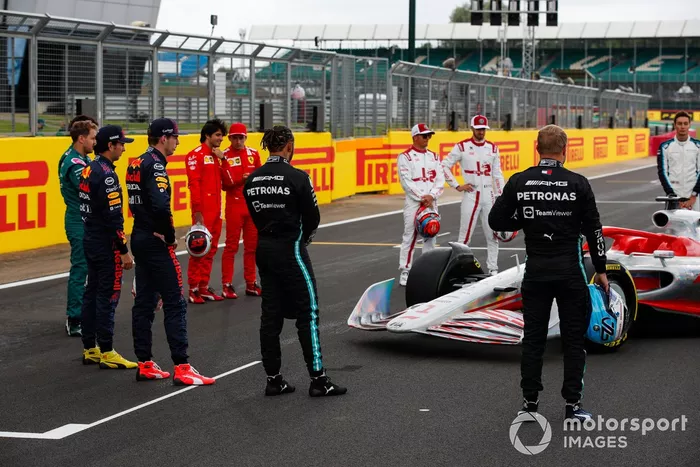 Sebastian Vettel, Aston Martin, Sergio Pérez, Red Bull Racing, Max Verstappen, Red Bull Racing, Carlos Sainz Jr., Ferrari, Charles Leclerc, Ferrari, Lewis Hamilton, Mercedes, Kimi Raikkonen, Alfa Romeo Racing, Antonio Giovinazzi, Alfa Romeo Racing, Valtteri Bottas, Mercedes y George Russell, Williams en el evento de lanzamiento del coche de Fórmula 1 de 2022 en la parrilla de Silverstone