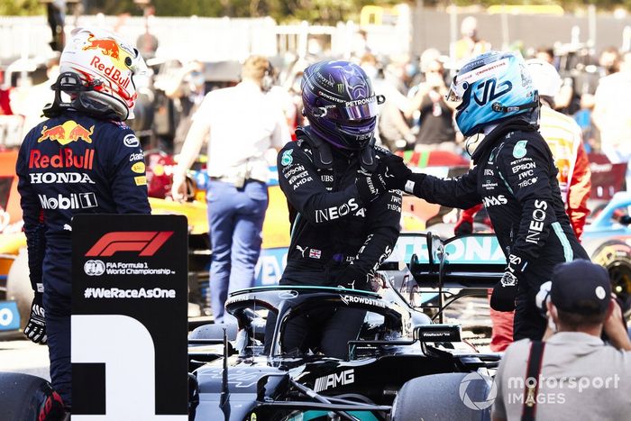Max Verstappen, Red Bull Racing, Valtteri Bottas, Mercedes, felicitan a Lewis Hamilton, Mercedes, tras ganar su Pole Position 100 en la F1 en el Parc Ferme