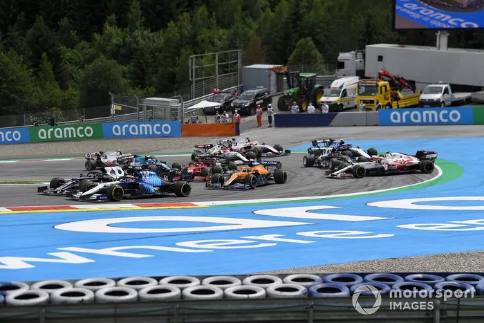 George Russell, Williams FW43B, Yuki Tsunoda, AlphaTauri AT02, Daniel Ricciardo, McLaren MCL35M, Carlos Sainz Jr., Ferrari SF21, Pierre Gasly, AlphaTauri AT02, Antonio Giovinazzi, Alfa Romeo Racing C41, y Nicholas Latifi, Williams FW43B en la salida