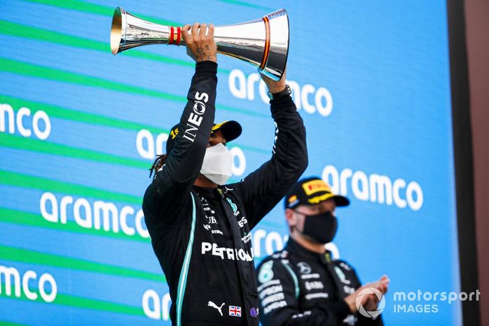 Podio: ganador de la carrera Lewis Hamilton, Mercedes