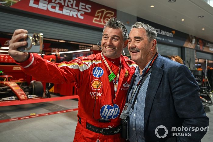 Nigel Mansell pozuje do zdjęcia z członkiem zespołu Scuderia Ferrari