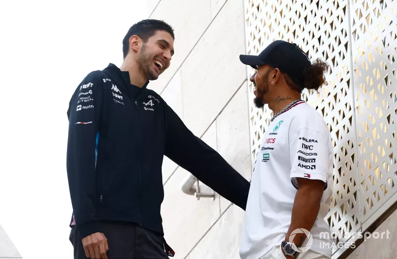 Esteban Ocon, Alpine F1 Team et Lewis Hamilton, Mercedes-AMG F1 Team 