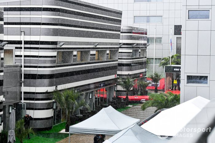 Lluvia en el paddock