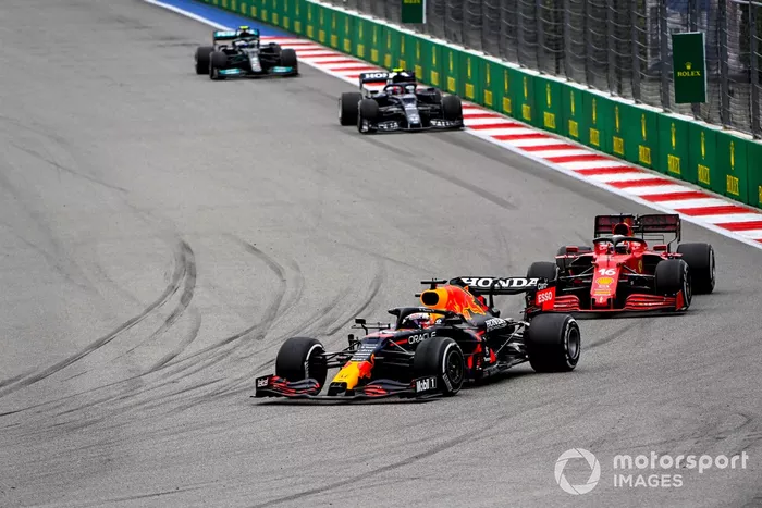 Max Verstappen, Red Bull Racing RB16B, Charles Leclerc, Ferrari SF21, y Pierre Gasly, AlphaTauri AT02