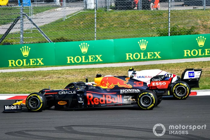 Max Verstappen, Red Bull Racing RB16B, pasa a Mick Schumacher, Haas VF-21