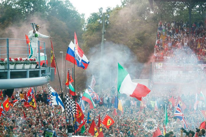 Lewis Hamilton, Mercedes AMG F1, en el podio de Monza