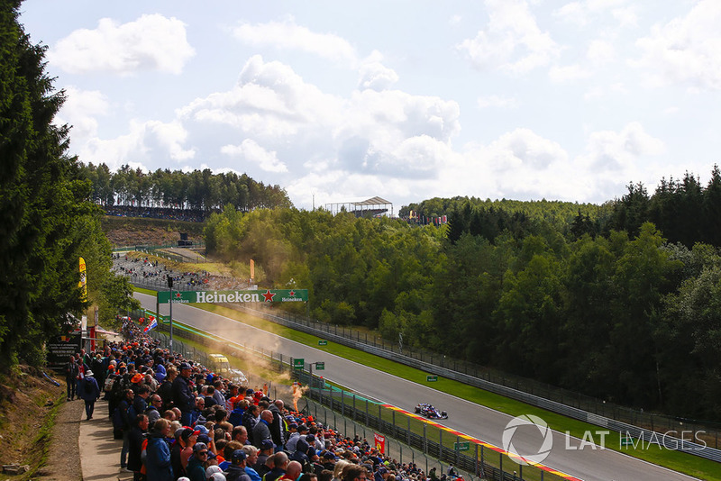 Brendon Hartley, Toro Rosso STR13, passes an orange flare and spectators