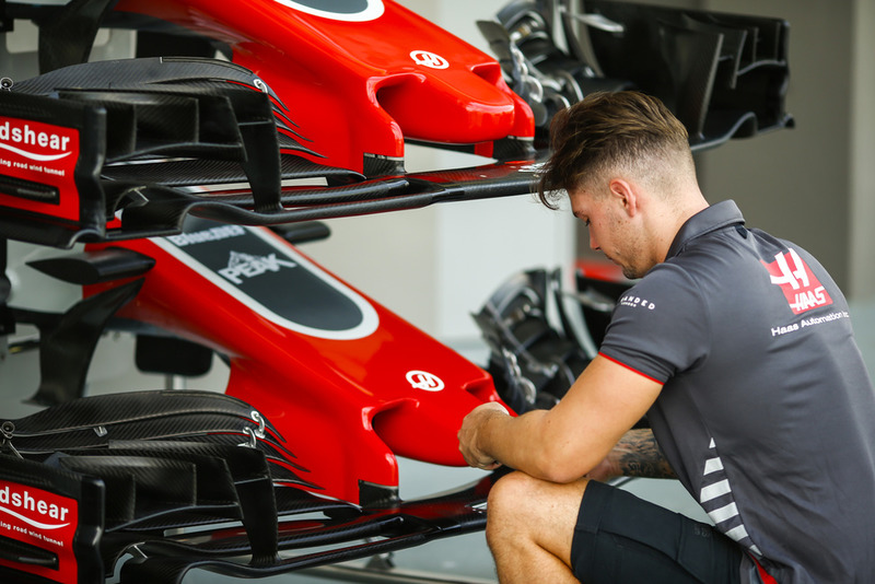 Un mecánico de Haas trabaja en el VF-18