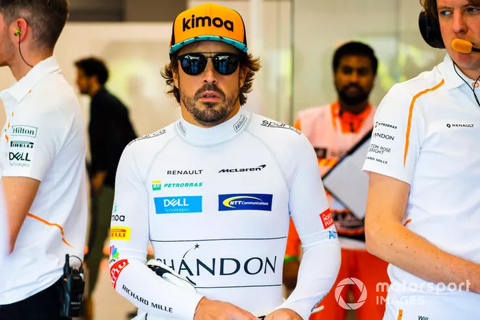 Fernando Alonso, McLaren, en el box