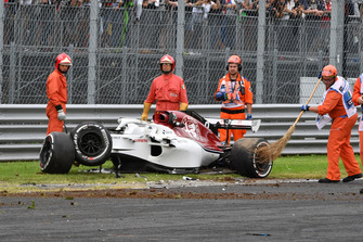 Marshals and the crashed car of Marcus Ericsson, Alfa Romeo Sauber C37 in FP2