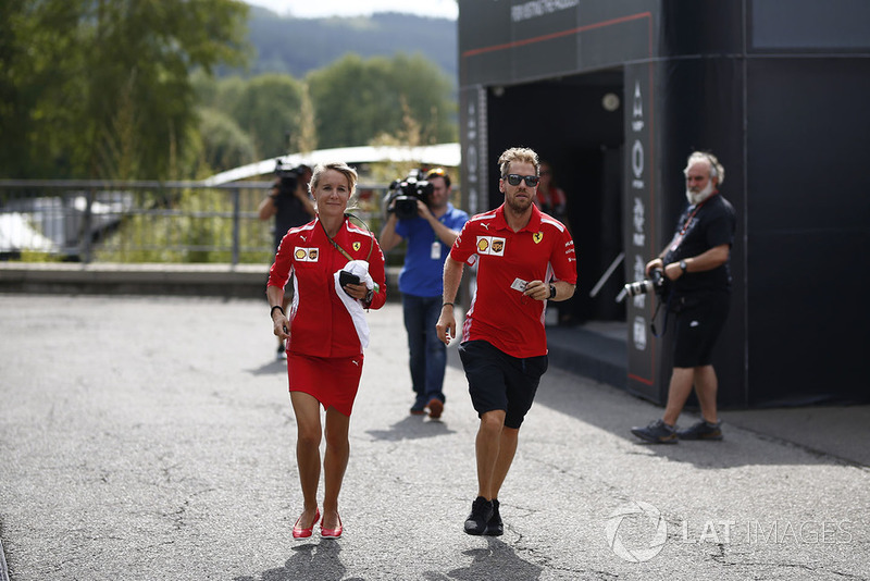 Sebastian Vettel, Ferrari, corre nel paddock