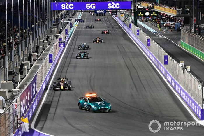 El Coche de Seguridad Sergio Pérez, Red Bull Racing RB19, Fernando Alonso, Aston Martin AMR23