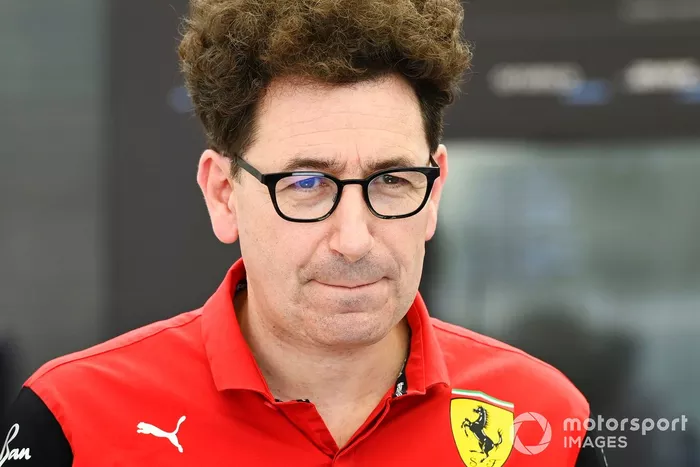 Mattia Binotto, director del equipo Ferrari, habla con los medios de comunicación