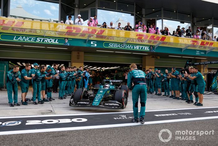 Sebastian Vettel, Aston Martin AMR22, sale del garaje para dirigirse a la parrilla por última vez