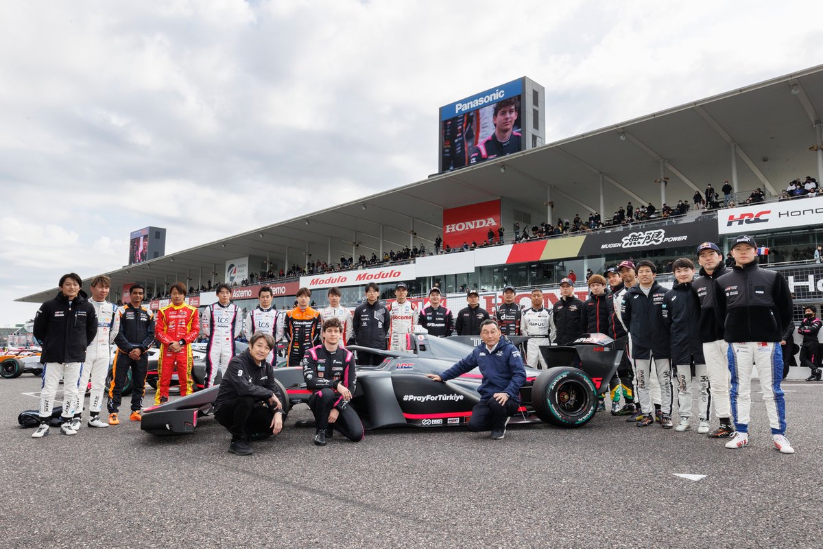 Homenaje de Cem Bolukbasi a todos los afectados por el terremoto de Turquía
