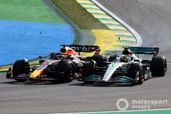 Max Verstappen, Red Bull Racing RB18, choca con Lewis Hamilton, Mercedes W13