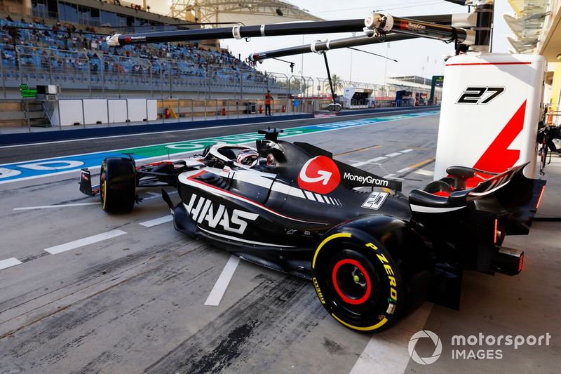 Kevin Magnussen, Haas VF-23, sale del garaje