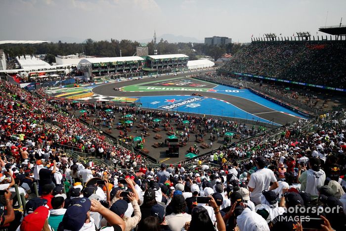 Daniel Ricciardo, McLaren MCL36, Zhou Guanyu, Alfa Romeo C42