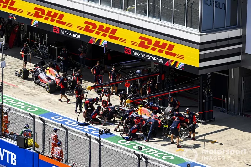 Max Verstappen, Red Bull Racing RB16, y Alex Albon, Red Bull Racing RB16