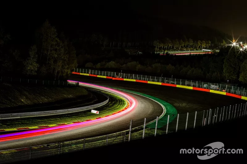 Azione in pista notturna