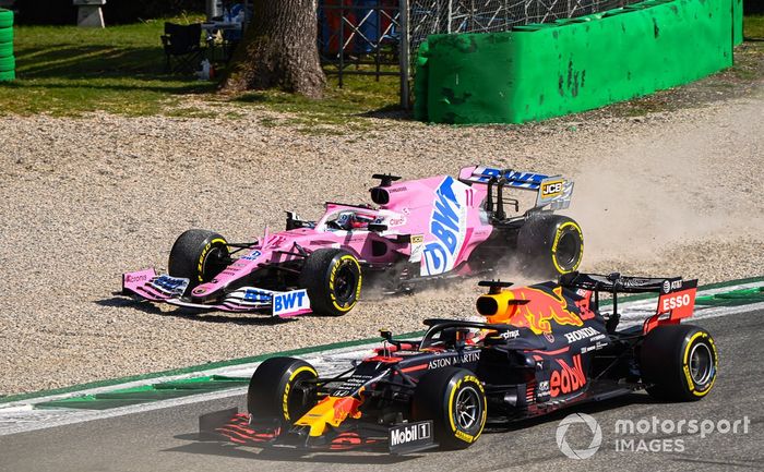 Sergio Pérez, Racing Point RP20, en la grava y  Max Verstappen, Red Bull Racing RB16