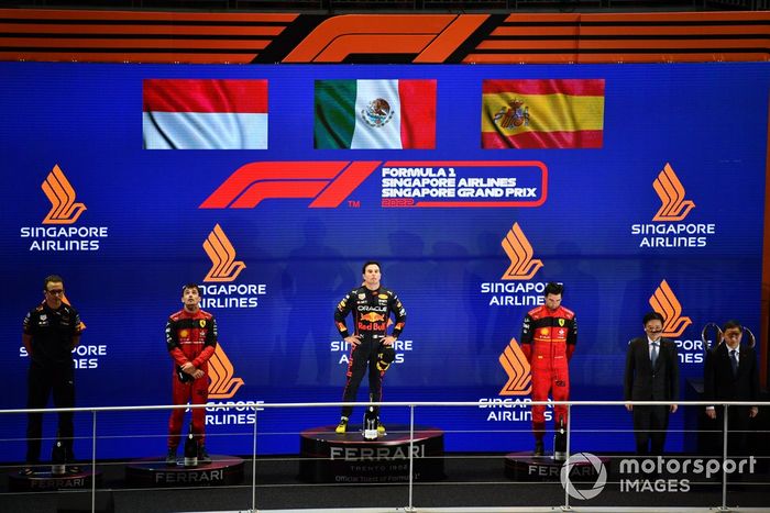 Podio: segundo lugar Charles Leclerc, Ferrari, ganador Sergio Pérez, Red Bull Racing, tercer lugar  Carlos Sainz, Ferrari
