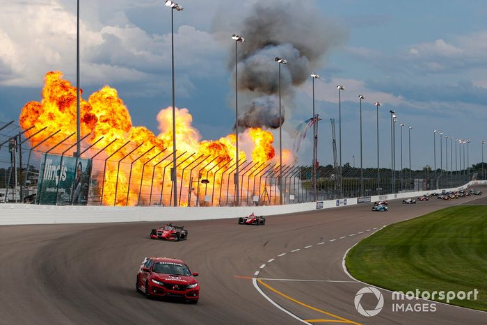Honda Pace Car, fuegos artificiales