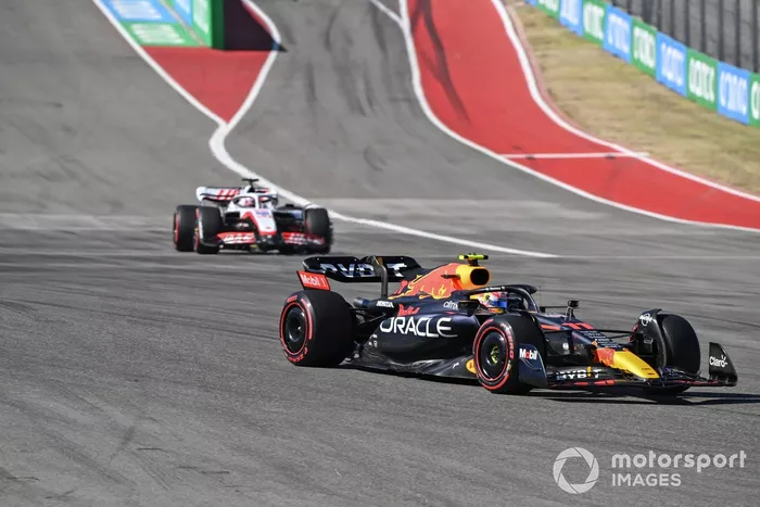 Sergio Pérez, Red Bull Racing RB18, Kevin Magnussen, Haas VF-22