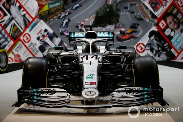 Un Mercedes AMG F1 W10 en el stand de F1 Racing