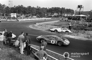 Dan Gurney, A.J. Foyt, Shelby-American, Ford GT40 Mk.IV, pasa el auto accidentado de Chuck Parsons, Ricardo Rodriguez-Cazados, North American Racing Team, Ferrari 365P2