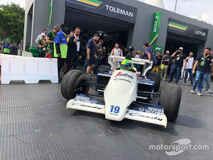 Massa al volante del Toleman de 1984 en el tributo a Senna