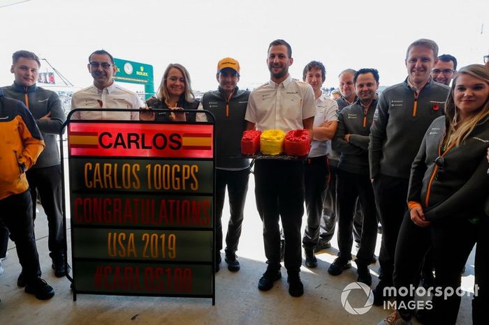 Carlos Sainz Jr, McLaren, celebra sus 100 Grandes Premios