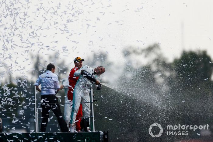 Podio: Ganador de la carrera Lewis Hamilton, Mercedes AMG F1 y el segundo lugar Sebastian Vettel, Ferrari celebra con el champán