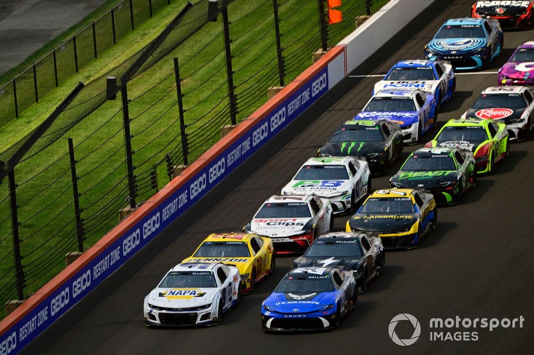 Chase Elliott, Hendrick Motorsports, NAPA Auto Parts Chevrolet Camaro y Bubba Wallace, 23XI Racing, U.S. Air Force Toyota Camry