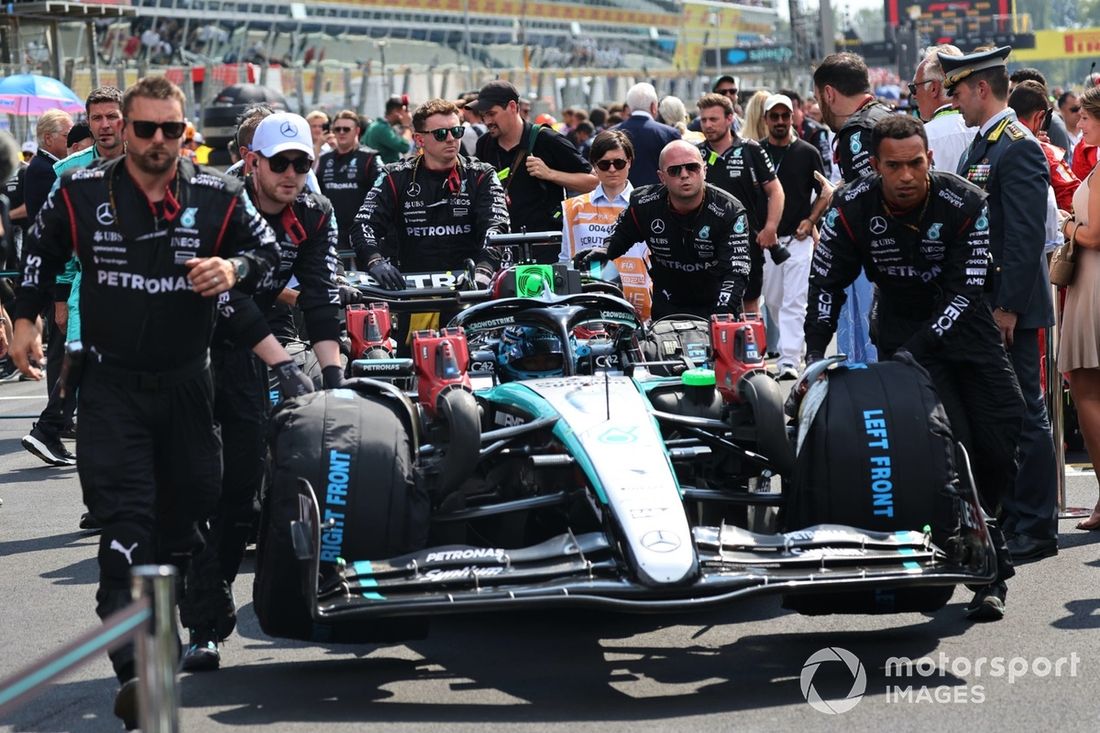 Os mecânicos empurram George Russell, Mercedes F1 W15, para a sua posição na grelha