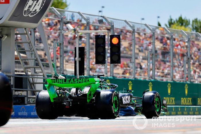 Valtteri Bottas, Stake F1 Team Kick Sauber C44, espera la luz verde a la salida del pit lane