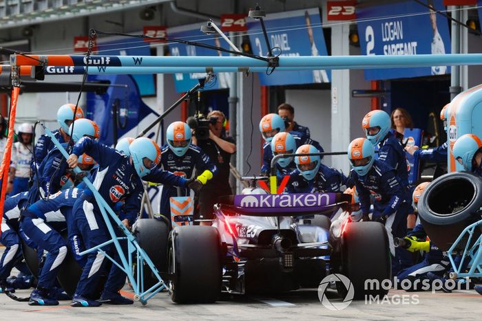 Alex Albon, Williams FW46, entra a boxes