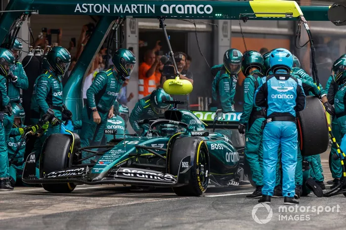 Lance Stroll, Aston Martin AMR24, hace una parada en boxes